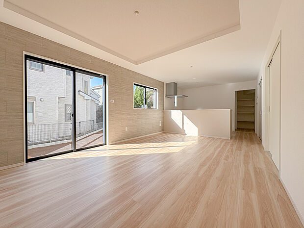 壁紙や天井に白い色を採用しているため、自然光や照明を効果的に反射し、お部屋全体が明るく感じらます。