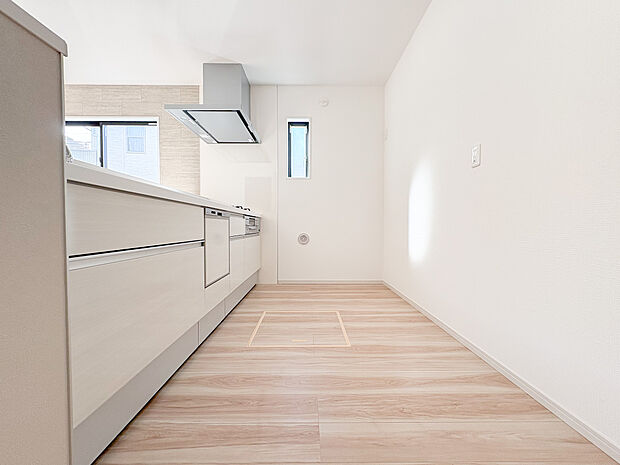 対面式キッチンを採用しているため、ご家族やご友人と自然に会話を楽しみながら調理を進められます。