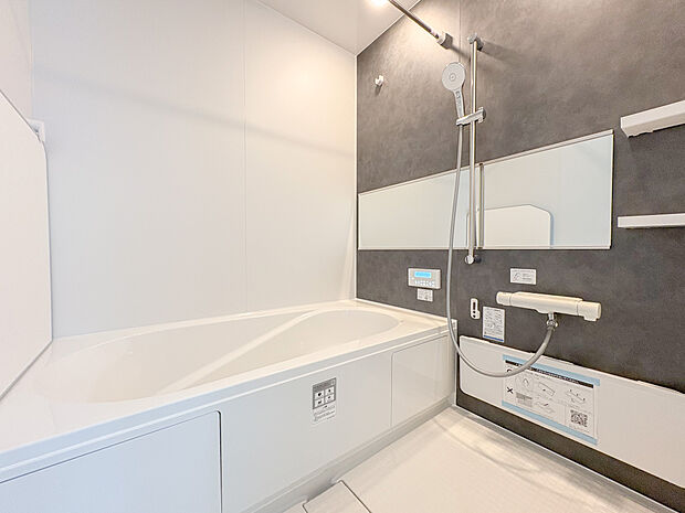 足を伸ばせる浴槽や暖房、浴室乾燥など便利な機能付きとなり、雨の日などもに大活躍いたします。