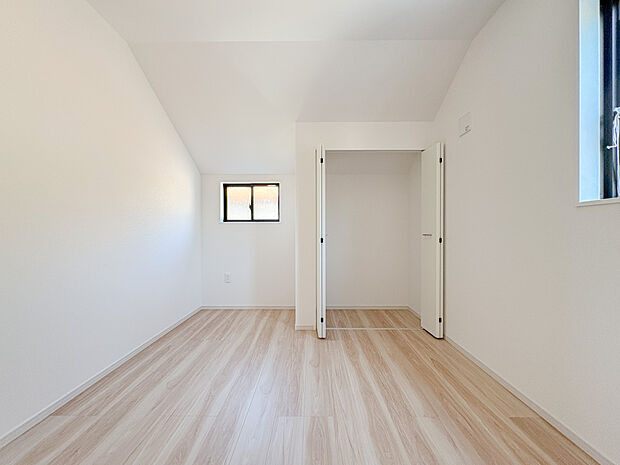 5.4帖のお部屋は趣味部屋や物木部屋、お子様の勉強部屋などにご使用いただけます。