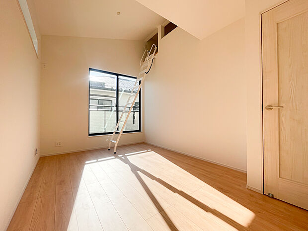 季節物の収納や趣味のスペースとして多目的に使えるロフト付き。天井が高く開放感があるため、実際の間取り以上の広がりを感じられる心地よいプライベートルームです。