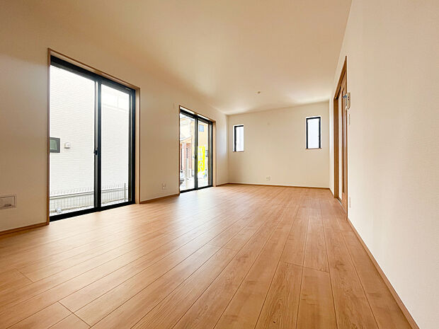 LDKにはメインの大きな掃き出し窓に加え、さらに2つの小窓（縦すべり出し窓など）が配置されており、多方向から光を取り込めるよう設計されています。