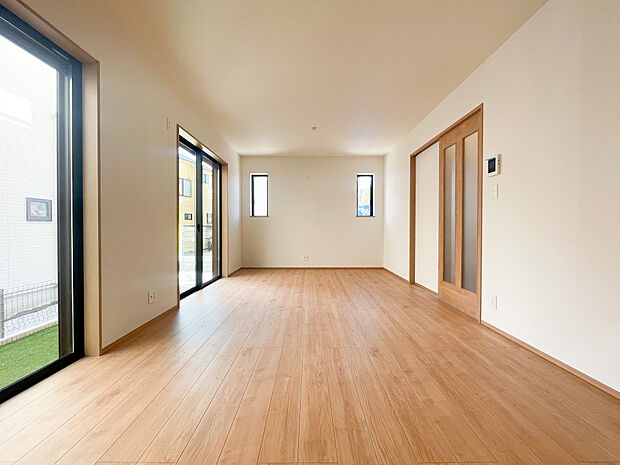 柱の出っ張りが少ないため、壁際にテレビボードやソファなどの大型家具を自由に配置しやすい作りです。