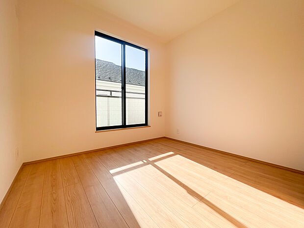 他の部屋と同様の明るい木目調フローリングが採用されており、家全体に心地よい統一感が流れています。