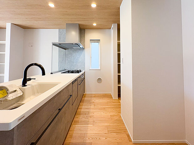 料理などをする方はキッチンの後ろに収納スペースがあり便利だと思います