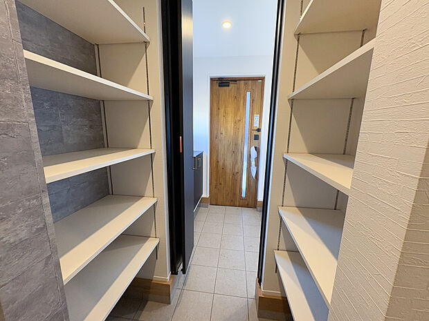 靴の収納スペースがとても広くオシャレな空間になっていてわくわくできる玄関です