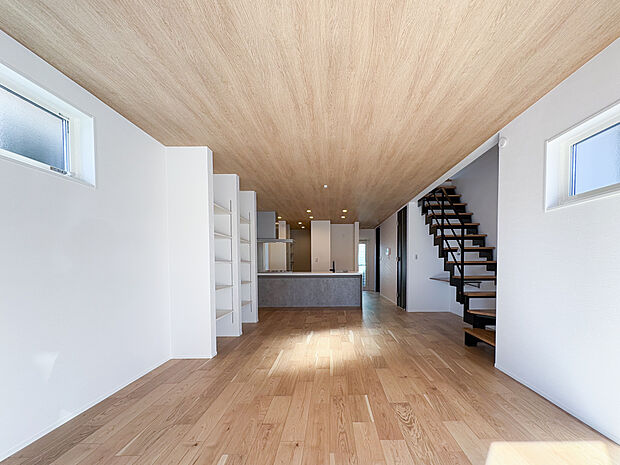 大家族でもゆったりと過ごせるリビングダイニングで良いと思います