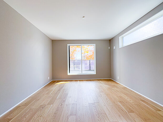 広々としていてお泊りなどでの寝室にできたりもできると思います