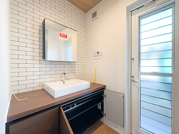 脱衣場から扉を開けると洗面台があり一つの空間となっています