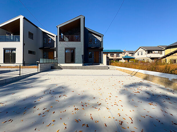 車が三台止められるというとてもゆとりがある駐車場でお友達や仲のいい方が遊びに来ても良いと思います