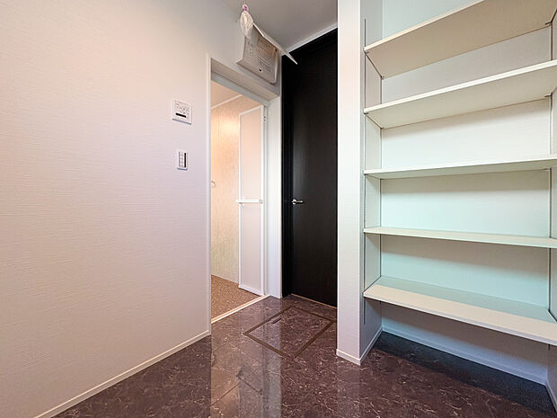 脱衣場としてタオルや沢山のものを置きたい中で収納が沢山で便利です