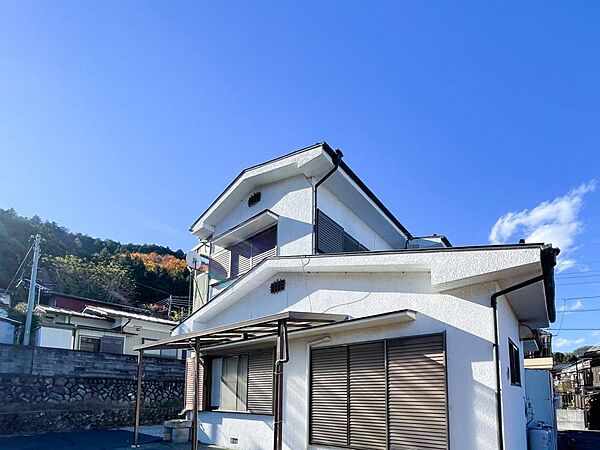 小学校入学前の子どもを持つ家庭の約6割が「家族や子どものため」に購入を希望。入学後の転校を避け、広い空間でのびのび育てたいなどの親心が、家探しのきっかけになっているようです。