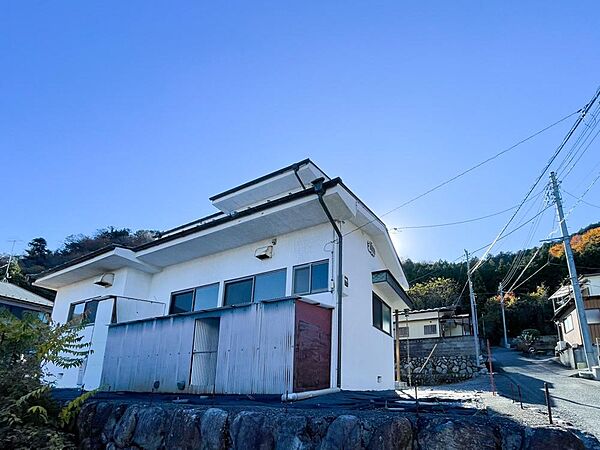 その邸が魅せる、気品・上質・重厚感・細やかさ、そのすべては訪れた者に安らぎと品性を与える特別な空間です。ここに住むからこそ意味がある。すべての（始まり）をここから迎えます。