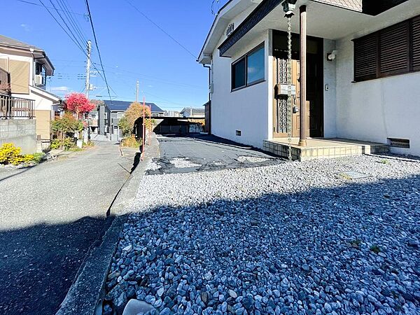 駐車スペースとして使うことも出来るスペースがありアレンジの利く作りになっています。