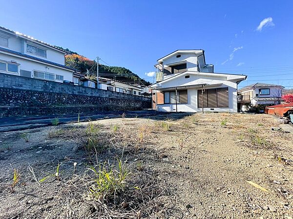 緑に彩られた街区に現出する建物は、ここに住まう方々へ余すこと無く太陽の恵みを届けられるように計画・設計されております。