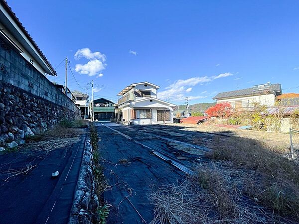「どんなお庭に仕上げるか。」新生活に付いて回る楽しい悩みのひとつです。休日はしばらくガーデニングや庭いじりに勤しむ事になるかもしれません。ウッドデッキの新設等もご相談下さい。