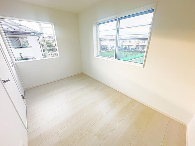 子供部屋や書斎、テレワークルームにするにも丁度良い広さの約5帖の居室。使い方は貴方次第です。2025/11/6撮影