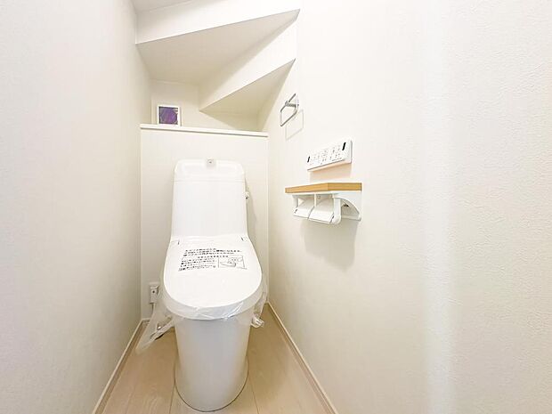 温水洗浄便座完備のトイレスペース。ついつい考え事をしてしまうほど落ち着く空間です。2025/11/6撮影