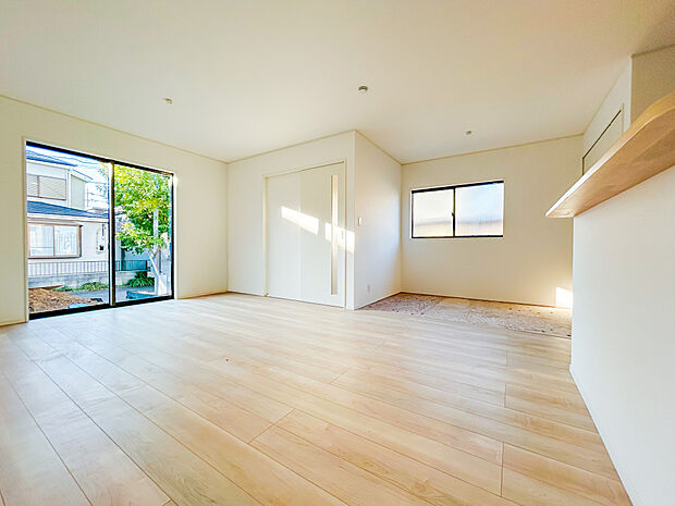 陽光あふれる広々リビングは、家族が集い笑顔が自然と生まれる温かい場所。心穏やかな時間がゆっくりと流れ、日々の暮らしがより豊かに彩られる、そんな快適な空間がここにあります。