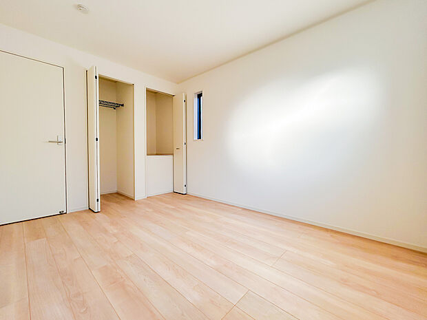 広々な子供部屋は、のびのびと過ごせる空間が魅力です。明るい日差しが差し込み、遊びや勉強に集中できる居心地の良い環境となります。お子さまの成長に合わせたレイアウト変更もしやすく、収納も充実しています。