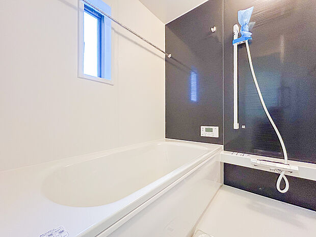 新築ならではの洗練されたバスルームは、広々とした空間と温かみのあるデザインが特徴です。ゆったりとリラックスできる浴槽が備わっており、毎日の疲れを癒す、心からくつろげる空間が広がります。