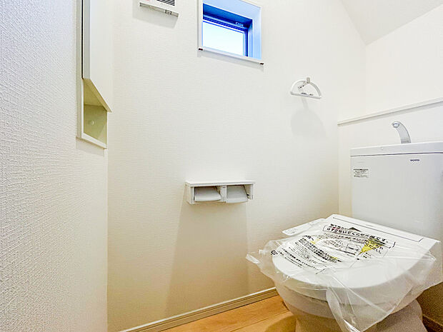 トイレには新築ならではの清潔感が漂い、シンプルなデザインが心地よい空間を作ります。広めのスペースでリラックスして使える設計がされており、日々の生活がより快適です。