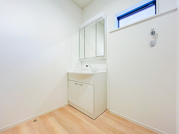 新築の洗面化粧台は、清潔感と機能性を兼ね備え、朝の支度が快適に。広々とした作業スペースと豊富な収納力があり、家族みんなが気持ちよく使える設計です。