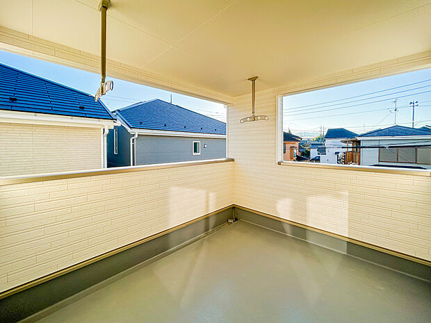 洗濯物がよく乾く明るいバルコニーは、風通しも良く、家事の効率が高まる環境です。広さがあるため、お洗濯物をたっぷり干せるのが嬉しいポイントで、日々の生活にゆとりが生まれます。