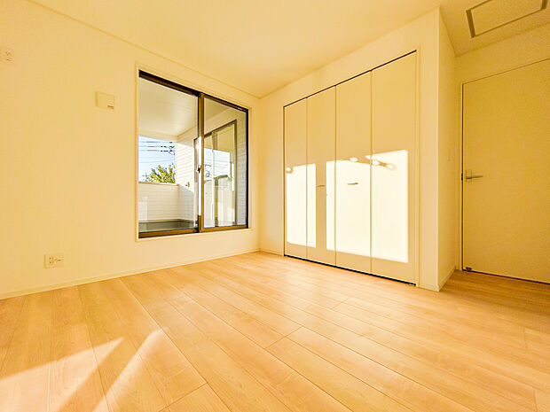 居室は広々としており、窓から差し込む光で明るく、気持ちよく過ごせる空間です。清潔感が保たれており、快適な毎日をお過ごしいただけます。趣味やリラックスの時間が楽しめる居室です。