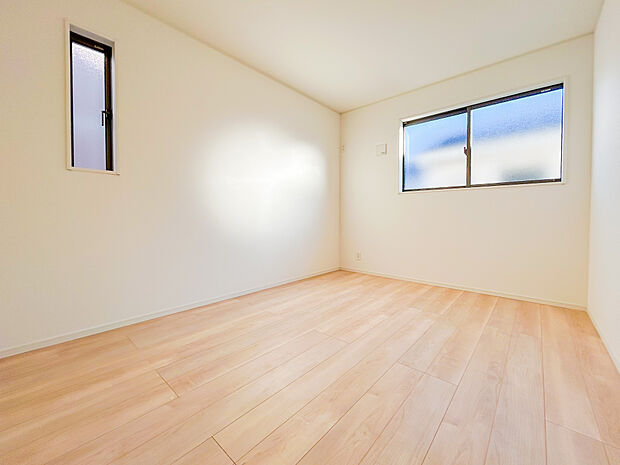 明るく開放的な居室は、ゆったりとした空間でリラックスできる場所です。広々とした設計と快適な環境が整っており、心地よく過ごせる毎日をサポートしてくれます。