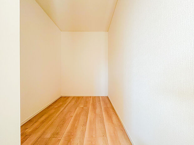 居室にはたっぷりの収納スペースが備わり、衣類や小物をすっきりと整理整頓できます。整理がしやすく、居室を広々と使えるため、快適で清潔感のある空間が保たれます。