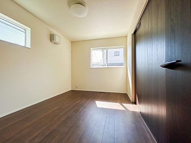 大容量の収納が備わった居室は、使い勝手が良く、整理整頓がしやすい設計です。衣類や荷物がきちんと収まり、広さを感じられる居住空間が広がるため、快適な毎日が過ごせます。