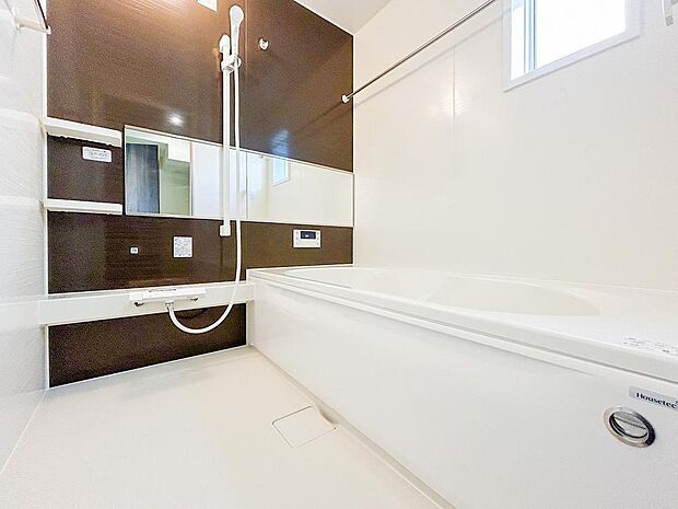 ゆったりとした広さのバスルームで、1日の疲れを癒す贅沢な時間が過ごせます。清潔感とモダンなデザインが、快適な入浴タイムを提供し、リラックスできる空間で一日の締めくくりの時間をお過ごしいただけます。