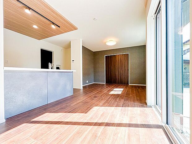 リビングに広がる開放的な空間は、家族が自然と集まり笑顔が絶えない場所。大きな窓から差し込む光が明るさと心地よさをもたらし、毎日の暮らしにゆとりと穏やかさを与えてくれる、家族の憩いの場所です。