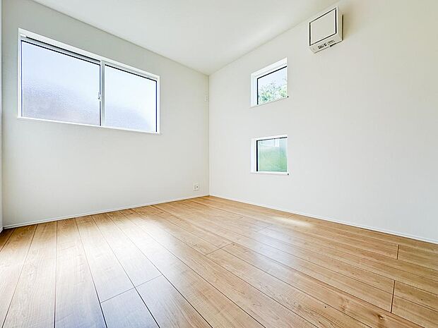 2面採光の洋室は、やさしい陽光が差し込む明るい空間。シンプルな内装デザインで、お子様部屋や書斎としても使いやすい一室です。