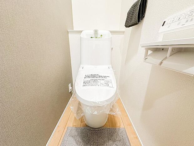 温水洗浄便座付きのトイレは、落ち着いたアクセントクロスを採用。毎日使う空間だからこそ、快適性とデザイン性にこだわっています。