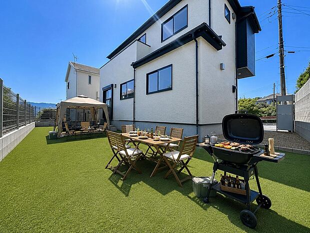 ご家族やご友人とBBQやアウトドアを満喫可能な広大な庭。お子様のプール遊びやドッグランとしても活用できる、開放感あふれるプライベート空間です。※画像には家具・家電・人工芝のCG加工を施しています。