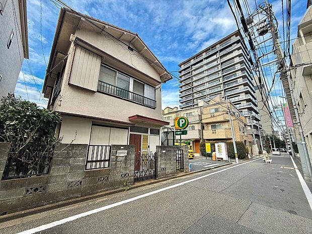 商業施設・飲食店・医療機関などが充実した、生活利便性の高いエリア。（※古家が解体され2邸の住まいが生まれます）