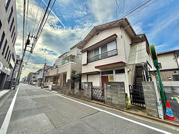 周辺はフラットな地勢で、毎日の移動がしやすく暮らしやすい住環境。（※古家が解体され2邸の住まいが生まれます）