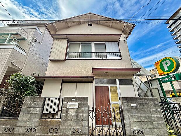 公園や学校も徒歩圏にあり、子育て世帯にも安心の住環境。（※古家が解体され2邸の住まいが生まれます）