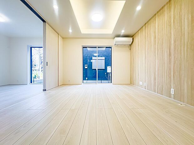 日当たり良好なＬＤＫは、温かな陽光と爽やかな風が通り抜ける安息の住空間。帰ってきたくなる場所、安心できる場所として住まいにおける役割は重要です。エアコンを1台設置済みです。2025/11/30撮影