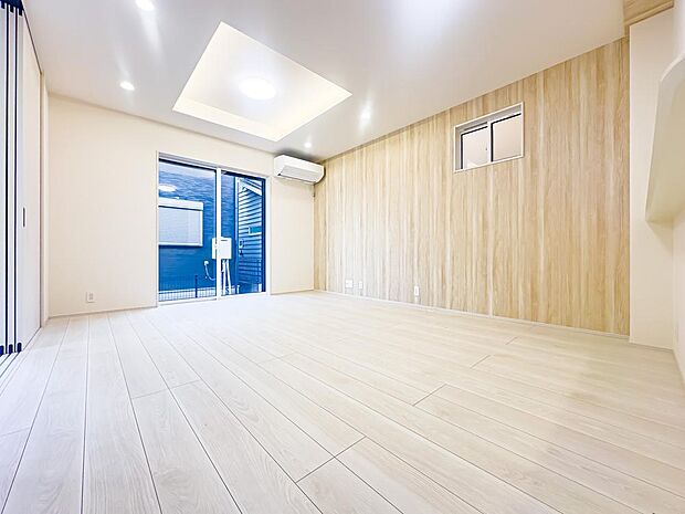 アクセントクロスと折り上げ天井が、センスの良さを感じさせる魅力的なリビングスペースです。お庭に出ることができます。嬉しい設備の、温水式床暖房を採用しております。2025/11/30撮影