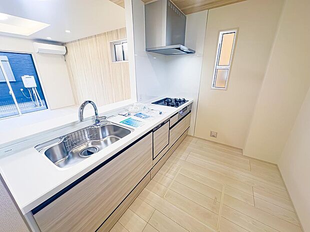 目の前をオープンにすることで開放感があり、コミュニケーションが円滑になる対面式キッチン。家族の顔がよく見えるキッチンスペースです。食洗器・浄水器を完備。2025/11/30撮影