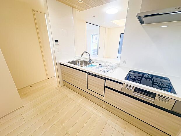 笑顔がよく似合う、そんな明るい雰囲気のキッチンスペース。毎日の料理が楽しくなりそうな期待感に満ちています。床下収納・可動棚を完備しております。2025/11/30撮影