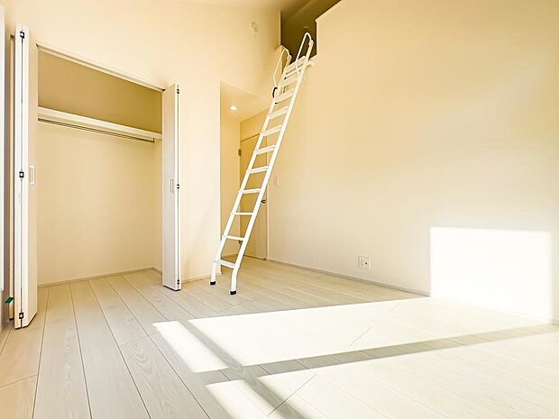 約5.46帖の居室は、ロフトとクローゼット、収納棚を完備し、大変収納力に優れた1室です。バルコニーに出ることができます。2025/11/30撮影