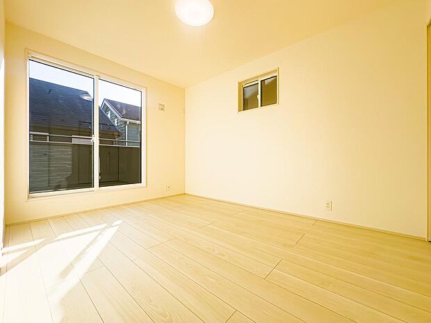 約6帖の主寝室は、ベットを置いても余裕がありそうなスペースです。バルコニーに出ることができます。2025/11/30撮影