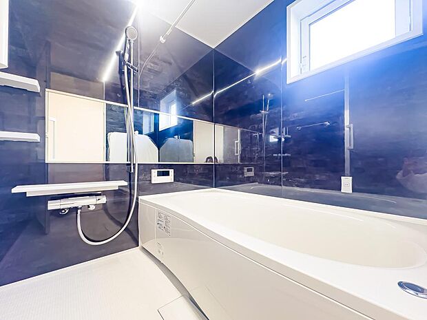 バスルームは、1日の疲れを取り、心身を癒すことができる場所。住まいの中のリラクゼーション空間です。浴室乾燥機も完備されております。2025/11/30撮影