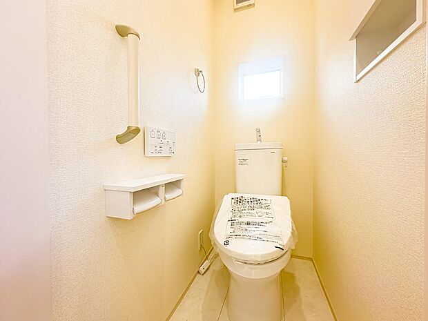 温水洗浄便座完備のトイレスペース。ついつい考え事をしてしまうほど落ち着く空間です。お手洗いは1階と2階の両階にございます。2025/11/30撮影