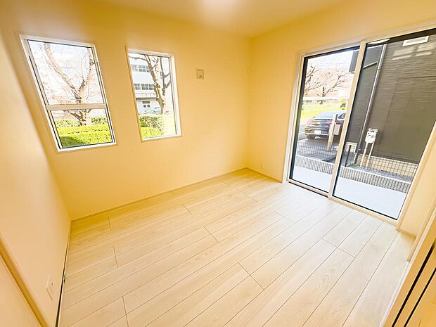 リビング隣りの約5.25帖の居室。クローゼットを完備。お庭に出ることができます。2025/11/30撮影