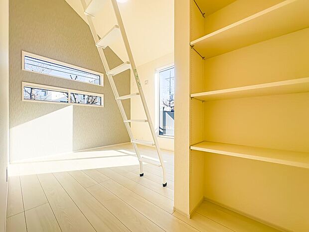 勾配天井とアクセントクロスが美しい、約5.46帖の居室。アトリエのようなお洒落な雰囲気の1室です。2025/11/30撮影